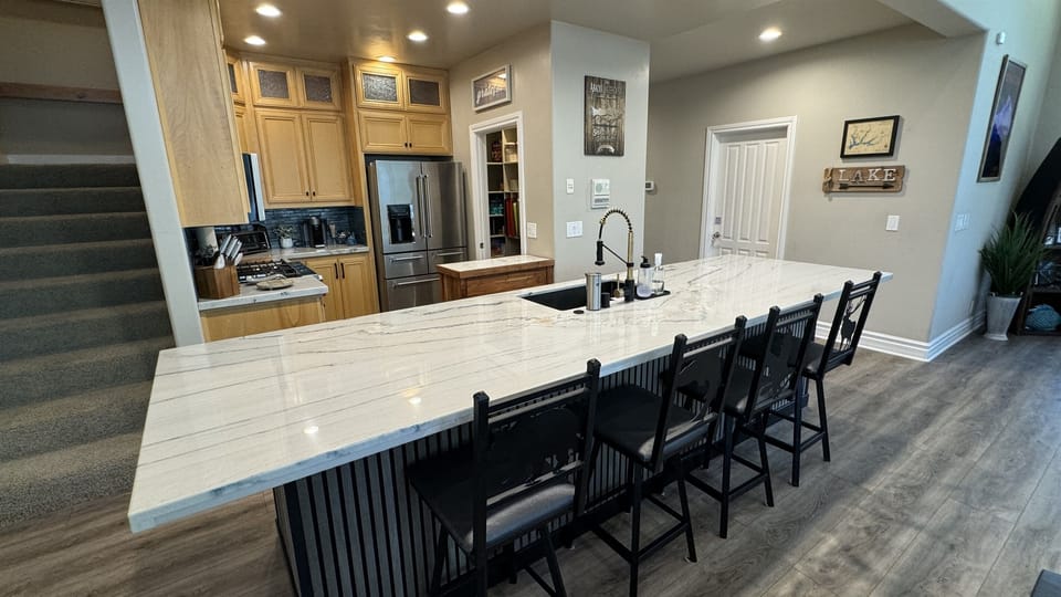 Mid Level Full Kitchen