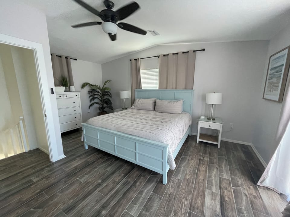 Upstairs bedroom with Jing bed and en-suite bathroom