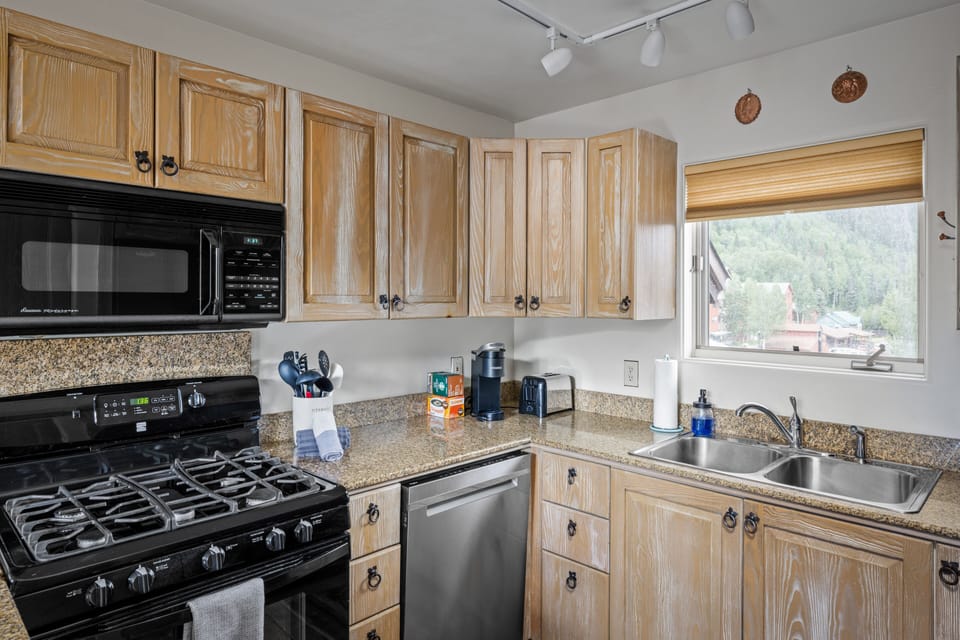 Airy, fully stocked kitchen open to sitting area