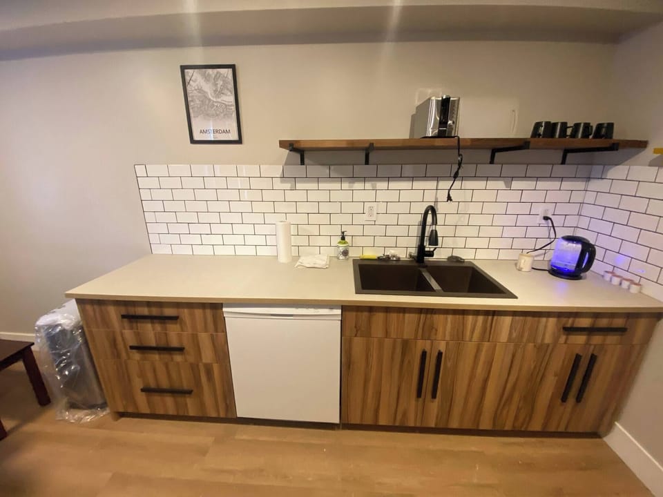 Room, 1 Bedroom, Patio, Garden View | Private kitchen
