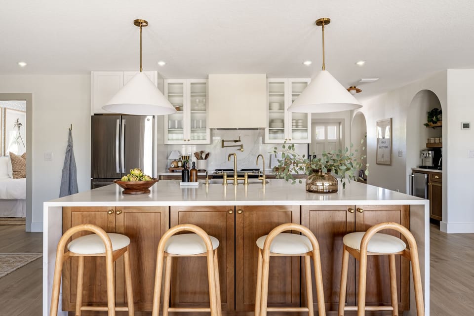 Cook, dine, and unwind in this fully equipped kitchen – where modern design meets homey comfort!