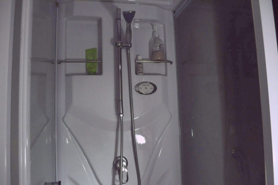 Shower room (no bathtub)