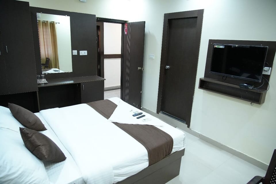 Deluxe Double Room, City View | Hypo-allergenic bedding, soundproofing, free WiFi, bed sheets
