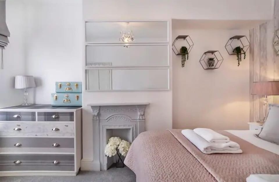 Amberley House with Hot Tub, Free Parking House in York