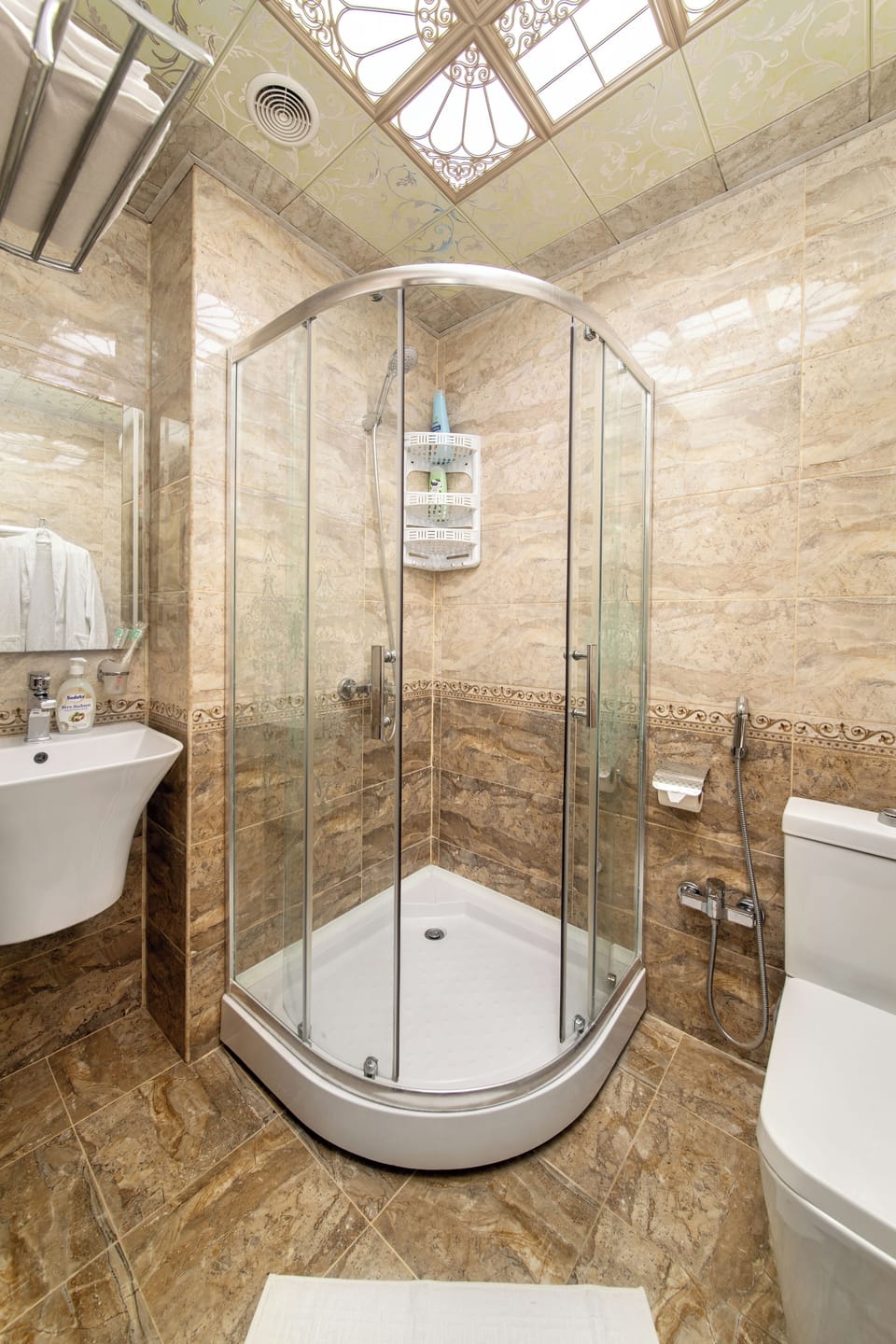 Panoramic Room | Bathroom | Shower, rainfall showerhead, eco-friendly toiletries, hair dryer