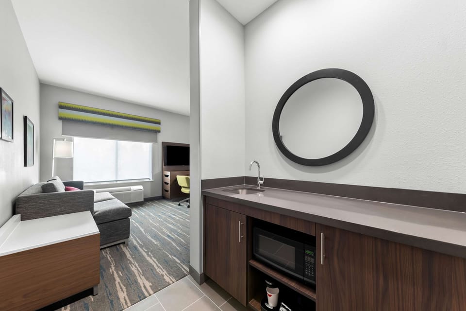 Studio, 1 King Bed, Accessible (Hearing) | WiFi (free), bed sheets
