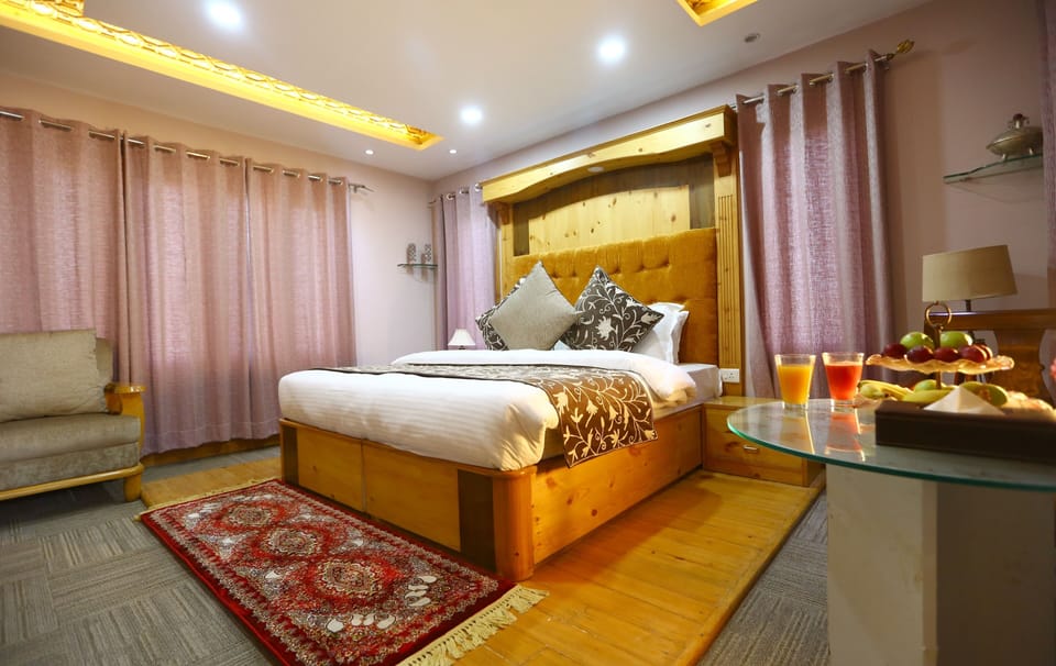 Deluxe Double or Twin Room, Garden View | Desk, laptop workspace, soundproofing, WiFi (free)