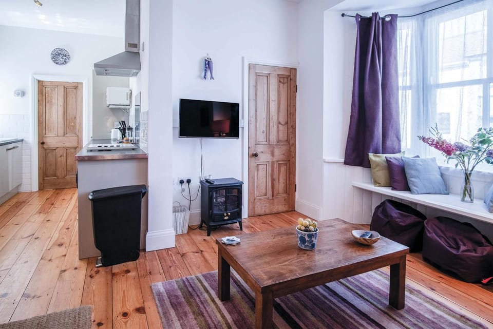 Apartment (2 Bedrooms) | Living area | 32-inch TV with cable channels