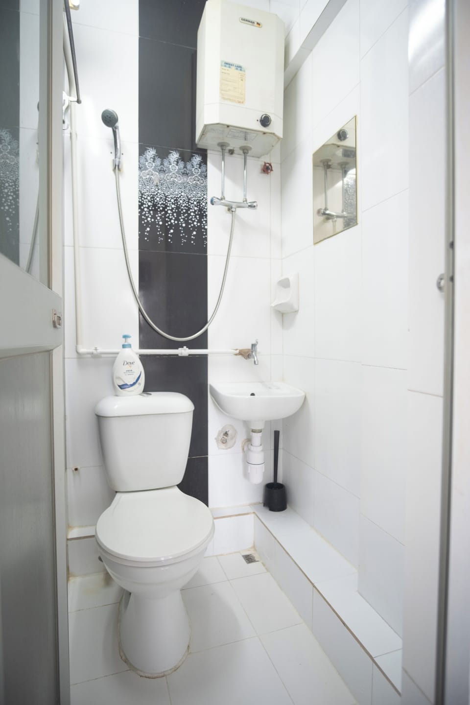 Single Room | Bathroom | Shower, free toiletries, towels, soap