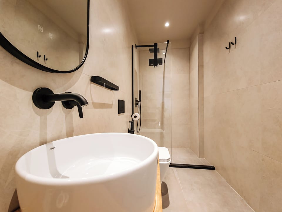Elite Double Room, 1 King Bed with Sofa bed, Sea View | Bathroom | Shower, hair dryer, bidet, towels