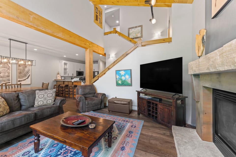 Living room with gas fireplace and flatscreen TV.