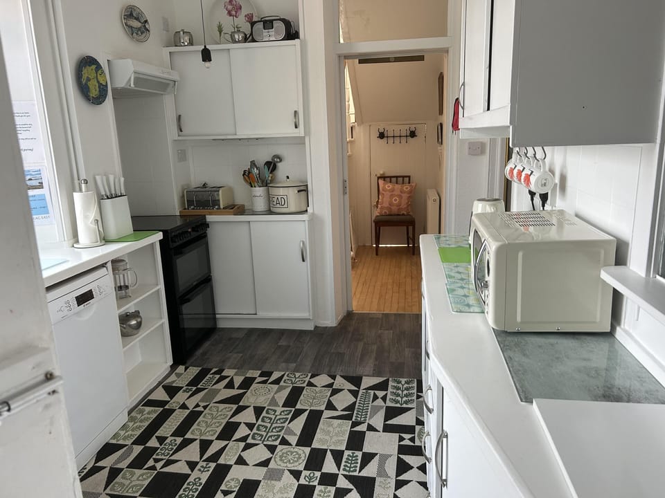 House | Private kitchen | Fridge, microwave, oven, stovetop