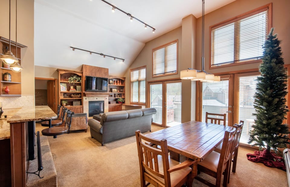 Condo, 2 Bedrooms | Dining