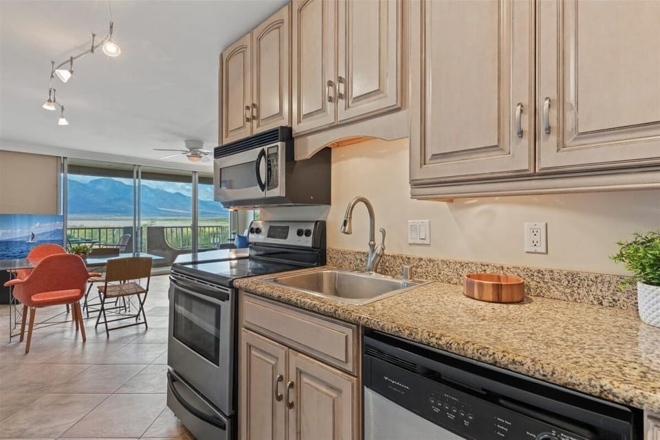 Condo, 1 Bedroom | Private kitchen | Coffee/tea maker, fridge, oven, stovetop