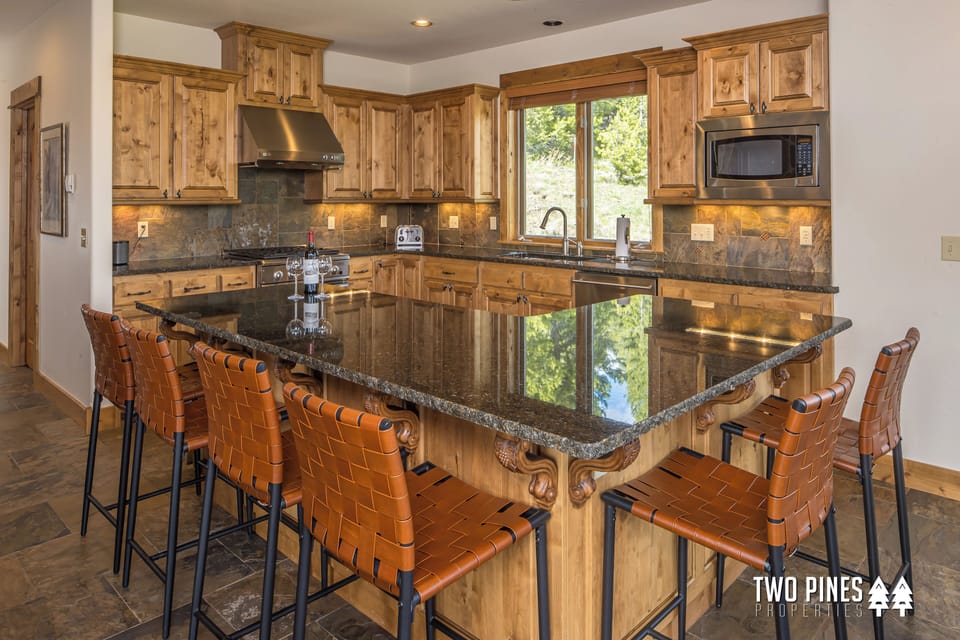 L-shaped Kitchen Island with Bar Seating for 5