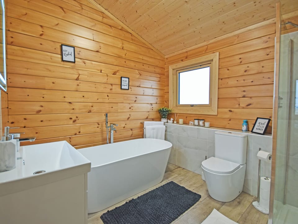 Bathroom | Stag Lodge - Stag and Coo Holidays, Falkirk