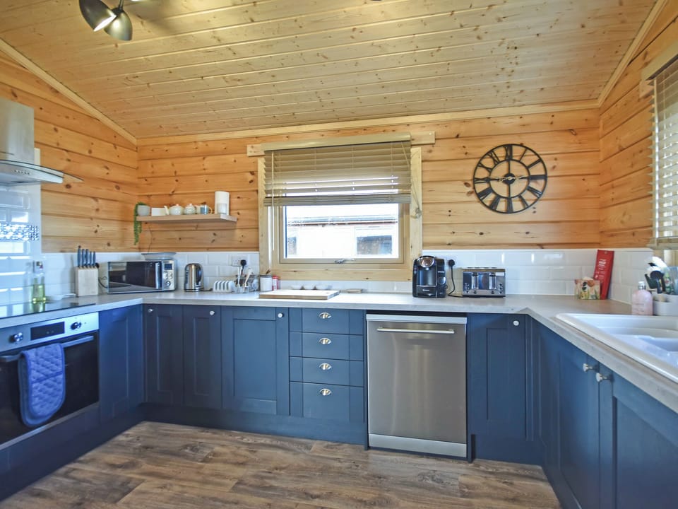 Kitchen | Stag Lodge - Stag and Coo Holidays, Falkirk