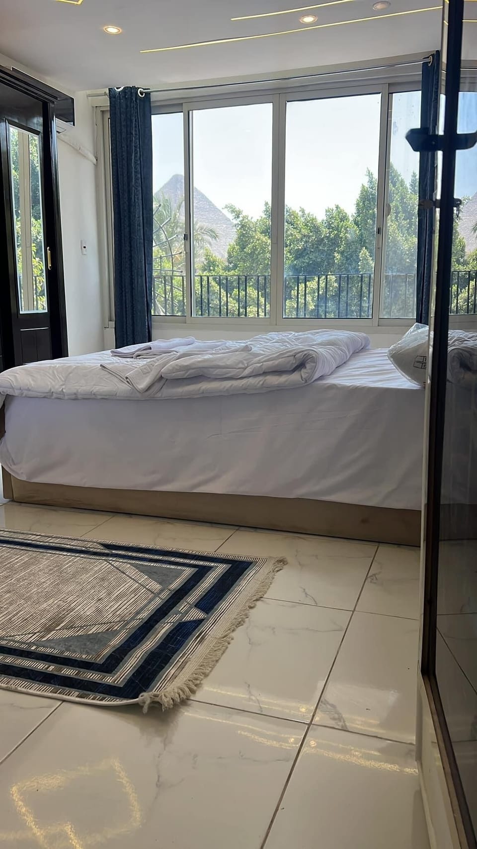 Free WiFi, bed sheets