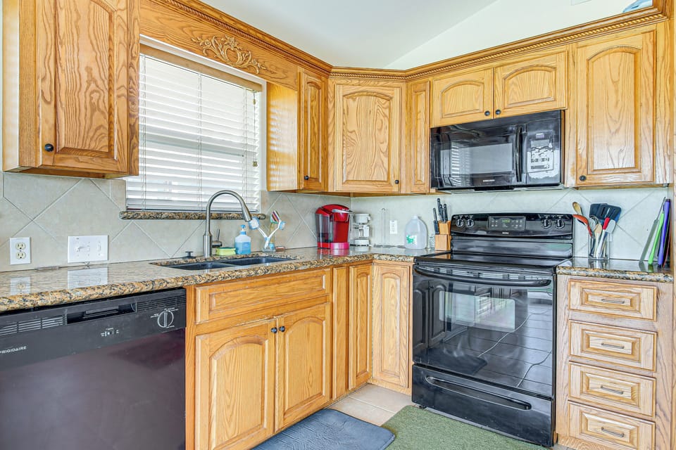 Kitchen | Keurig & Drip Coffee Makers | Toaster | Cooking Basics