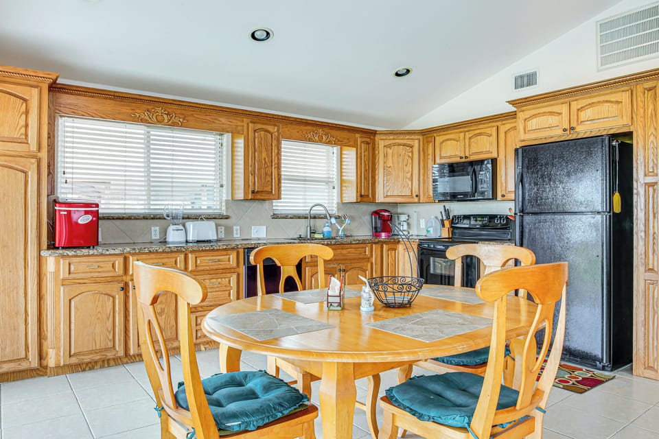 Dining Area | Dishware & Flatware Provided