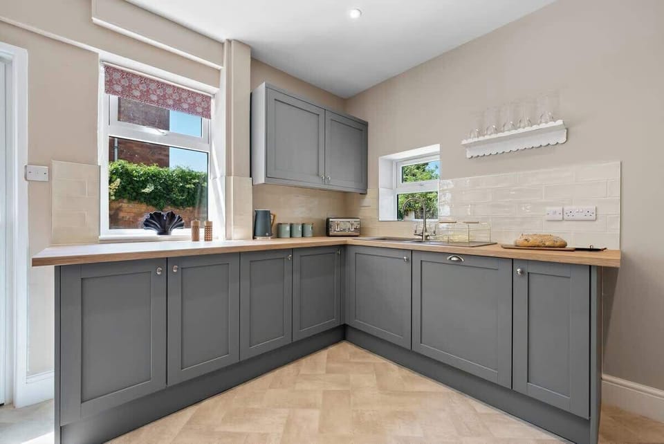 A fully equipped kitchen at Blue Puffin Stays Short Lets & Serviced Accommodation, perfect for preparing your favourite meals.
