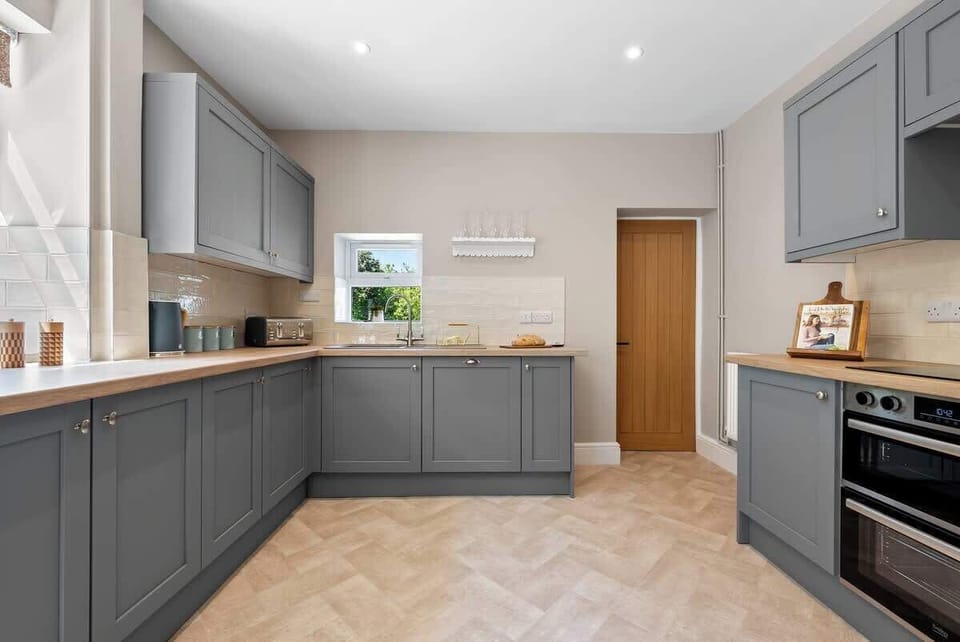 A fully equipped kitchen at Blue Puffin Stays Short Lets & Serviced Accommodation, perfect for preparing your favourite meals.
