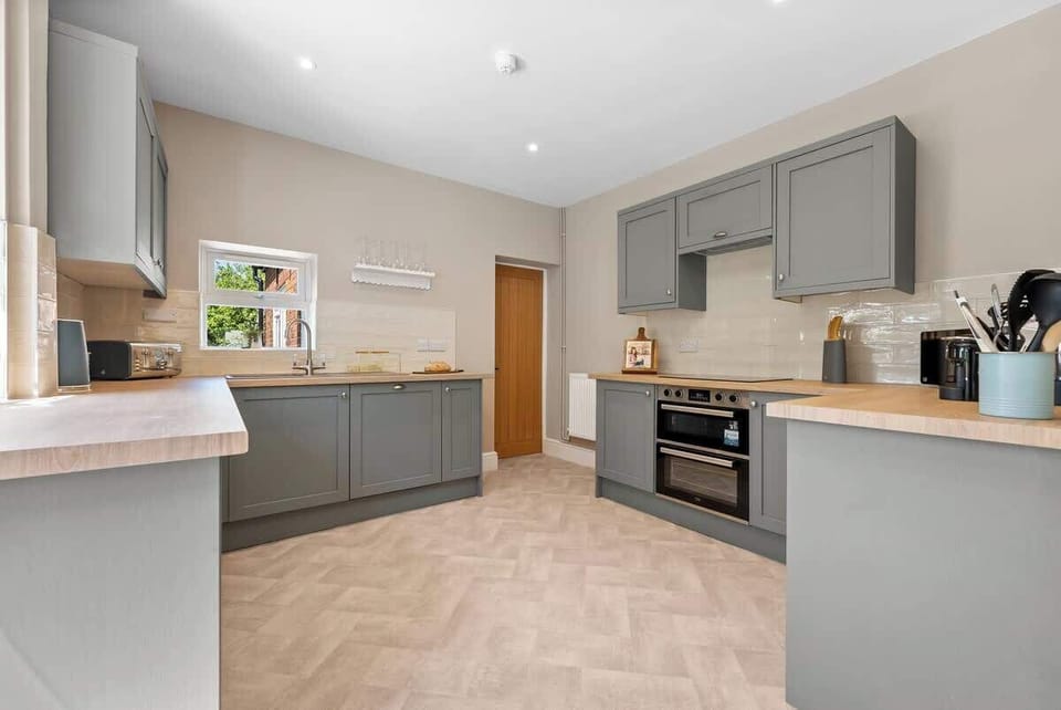 A fully equipped kitchen at Blue Puffin Stays Short Lets & Serviced Accommodation, perfect for preparing your favourite meals.
