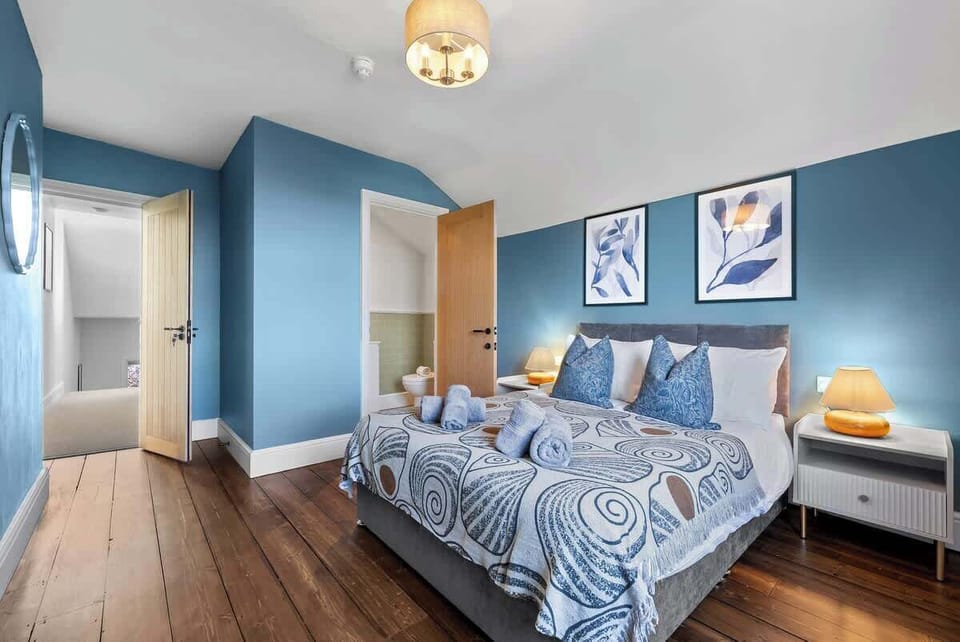 Relax in the bedroom with double bed at Blue Puffin Stays Short Lets & Serviced Accommodation, complete with high-quality bed, premium linens, and a cosy lampshade—perfect for a restful night after a day of exploring