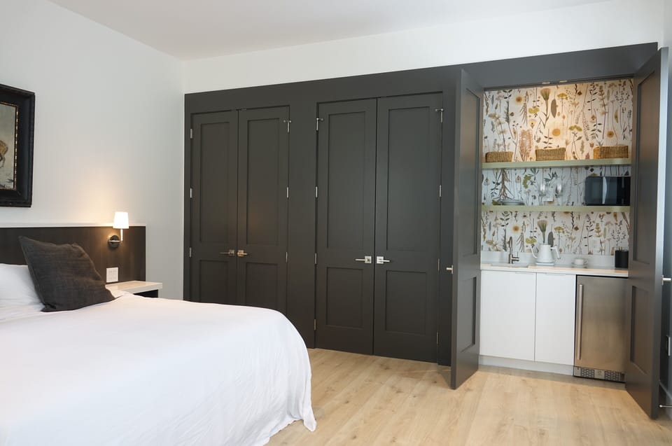 Luxury Room, 1 King Bed, Non Smoking | Laptop workspace, free WiFi