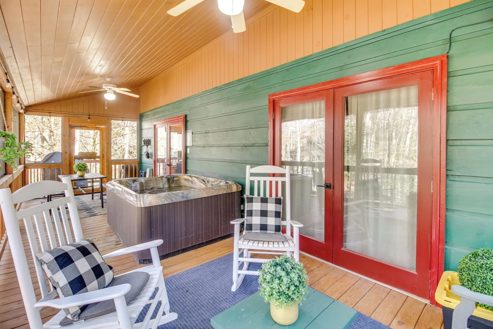Private Screened Porch | Hot Tub | Self Check-In | 9 Mi to Downtown Blue Ridge