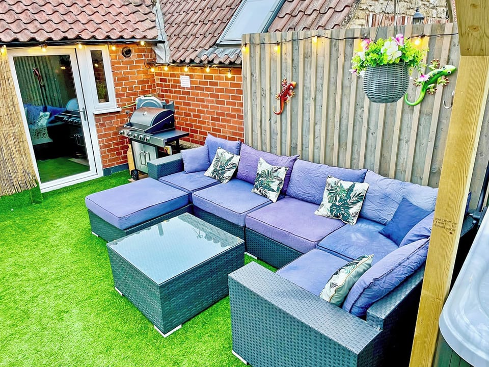 Outdoor area | Station View, Pickering