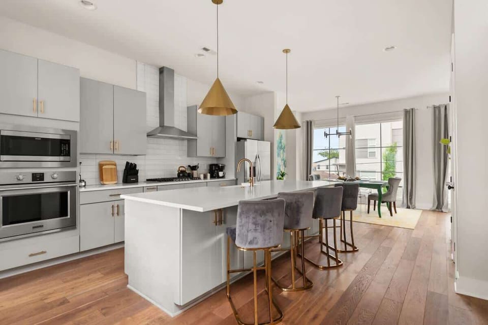 Stylish Kitchen with 4 Bar Seating & luxury finishes