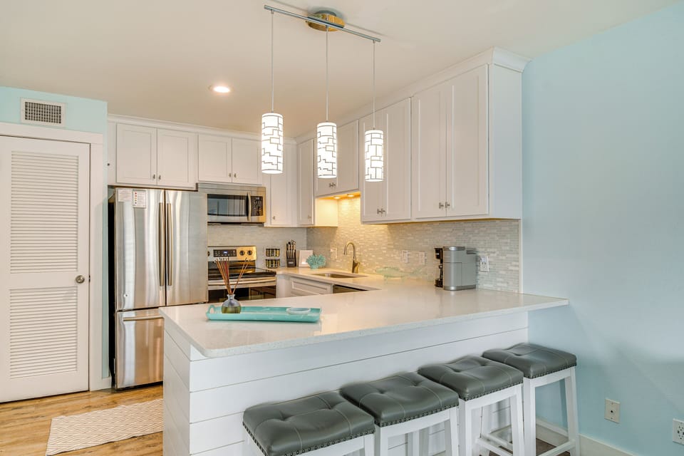 Dining Area | Dishware & Flatware Provided