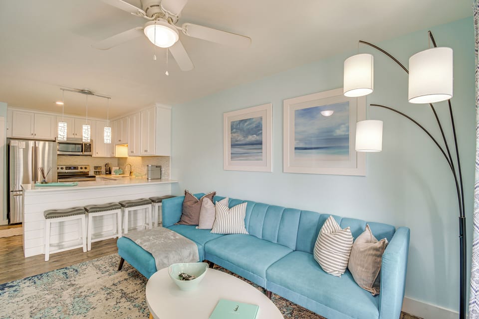 Living Room | Free WiFi | Smart TV | Central A/C & Heating | Keyless Entry