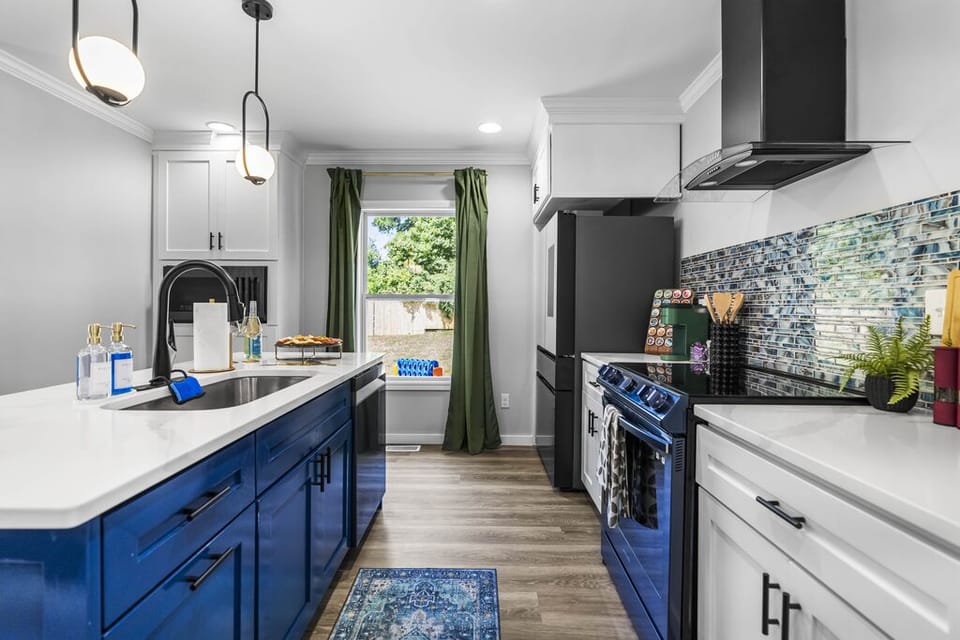 Fully equipped kitchen with kitchen island