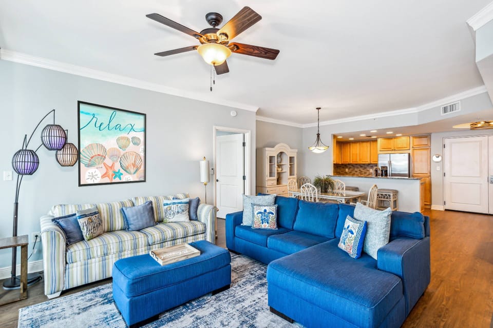 Open floor plan living, dining, and kitchen