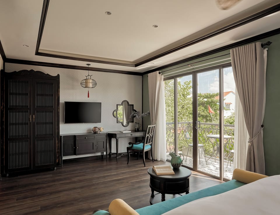 Signature Suite Garden View | Pillowtop beds, minibar, in-room safe, individually furnished