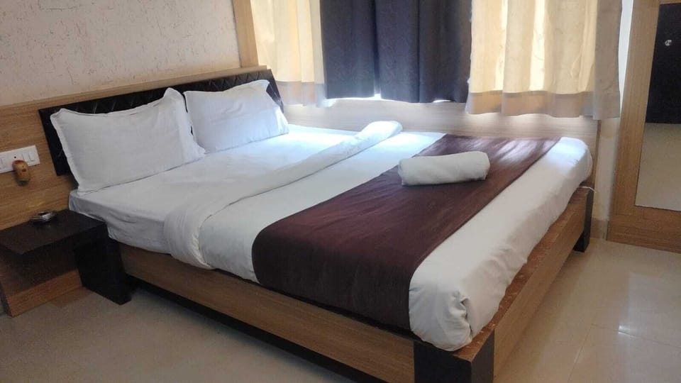 Deluxe Single Room, 1 Queen Bed | Desk, laptop workspace, blackout drapes, soundproofing