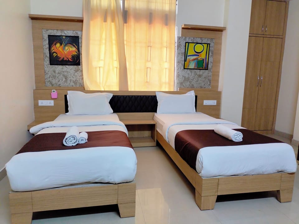Deluxe Twin Room | Desk, laptop workspace, blackout drapes, soundproofing