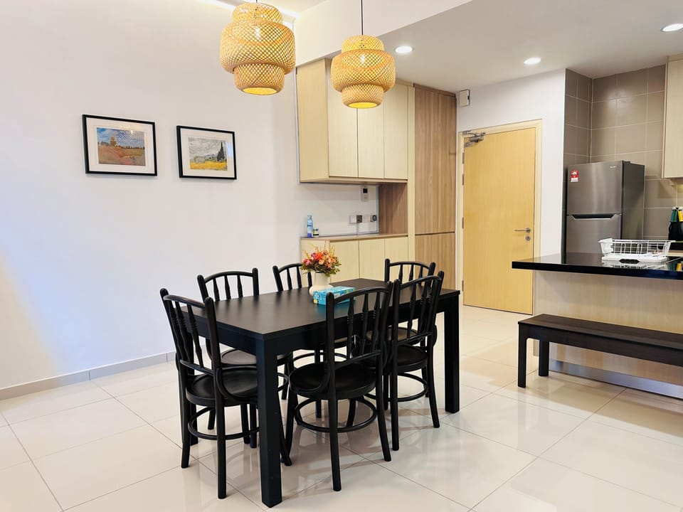 Signature Apartment, City View | Dining room