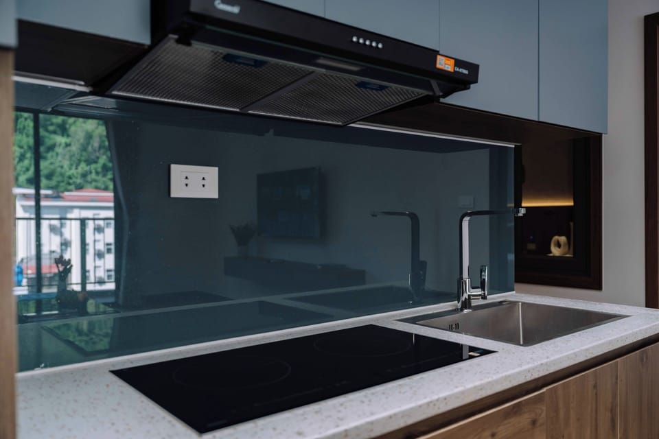 Deluxe Apartment, 2 Bedrooms, Kitchenette, Mountain View | Private kitchenette | Electric kettle