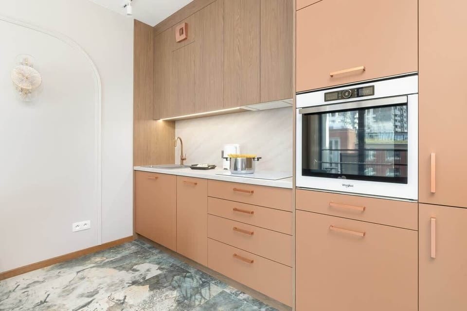 Fully equipped kitchenette with an induction hob, fridge with freezer, oven, dishwasher, electric kettle and microwave.