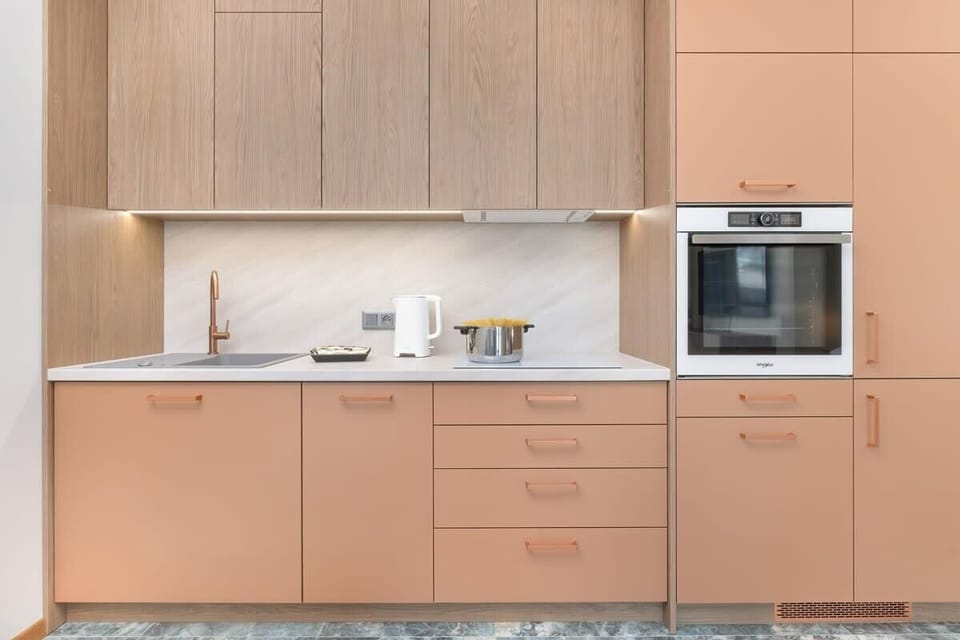 The sleek, fully equipped kitchenette.