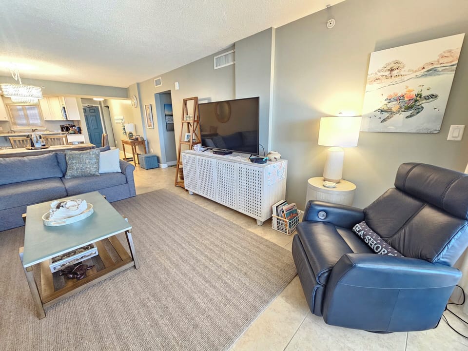 Living Area w/2 Electric Recliners