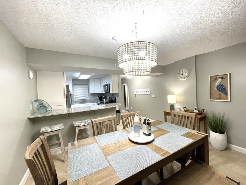 Dining Area w/Breakfast Bar