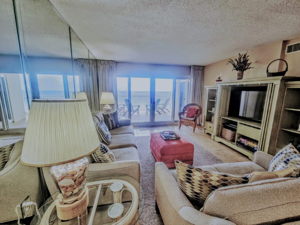Living Area w/Beachfront View