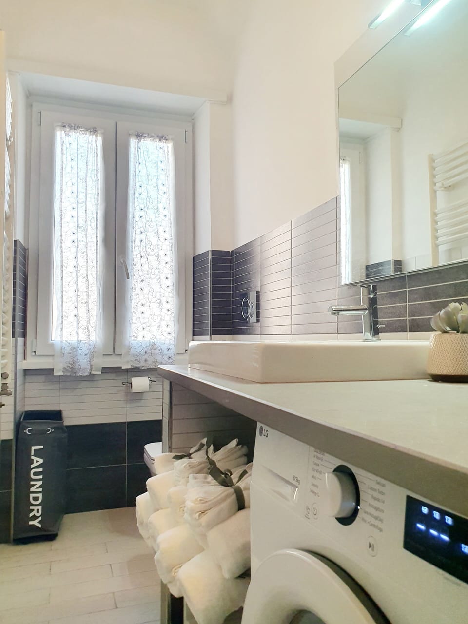 Comfort Apartment, Courtyard View | Bathroom | Shower, rainfall showerhead, hair dryer, bidet