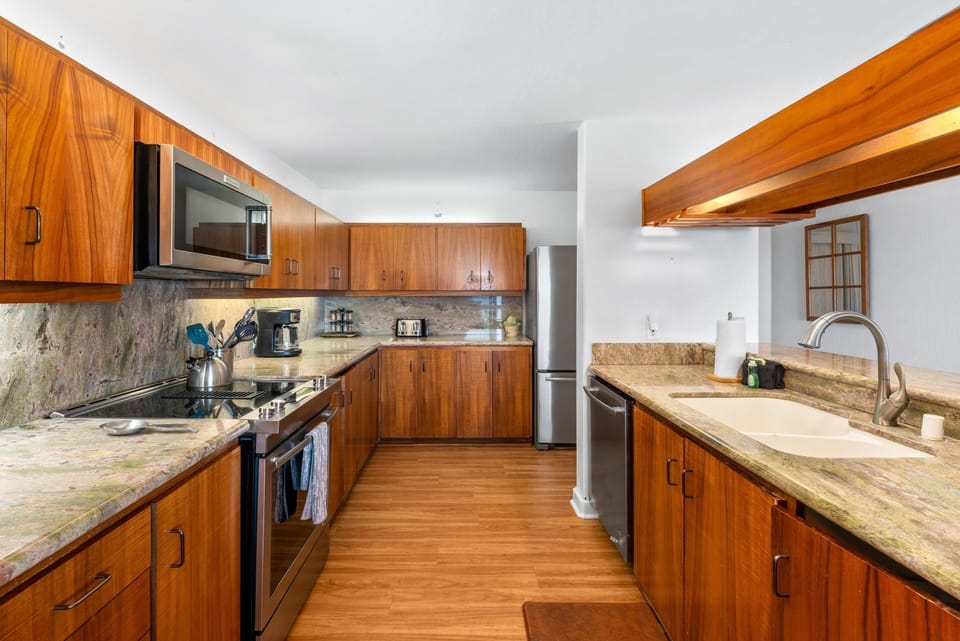 Condo, 3 Bedrooms | Private kitchen | Fridge, oven, stovetop, coffee/tea maker