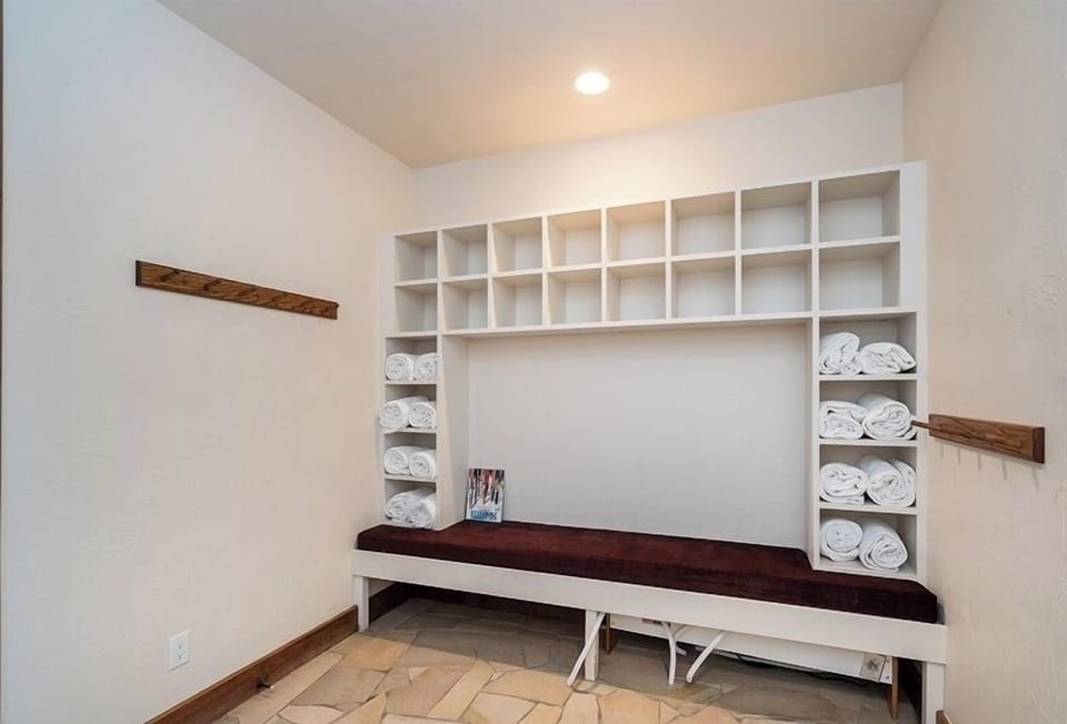 Entry Way - Lower entry way