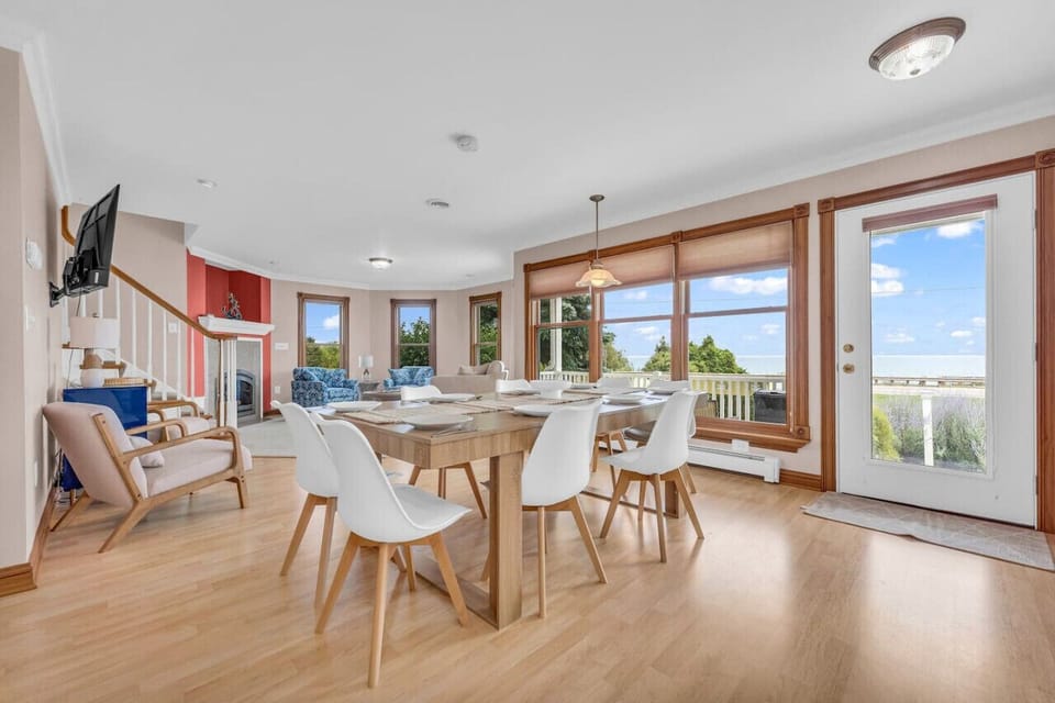 Another shot of the open floor plan and beautiful views of the lake!